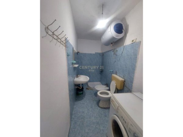 Tirane, jepet me qera shtepi 1+1+Ballkon Kati 1, 86 m² 300 € (Spitali Ushtarak)