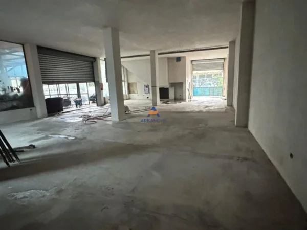 Tirane, jepet me qera magazine Kati 0, 180 m² 1.200 € (ISH FUSHA E AVIACIONIT)