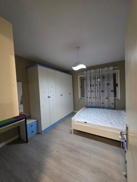 Tirane, jepet me qera apartament 2+1+Ballkon Kati 8, 93 m² 500 € (Rruga 3 Deshmoret)