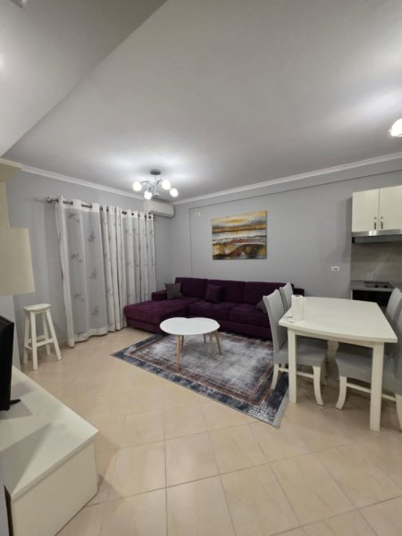 Tirane, jepet me qera apartament 2+1+Ballkon Kati 8, 93 m² 500 € (Rruga 3 Deshmoret)