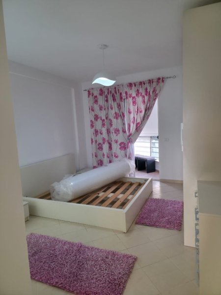 Tirane, jepet me qera apartament 2+1+Ballkon Kati 8, 93 m² 500 € (Rruga 3 Deshmoret)