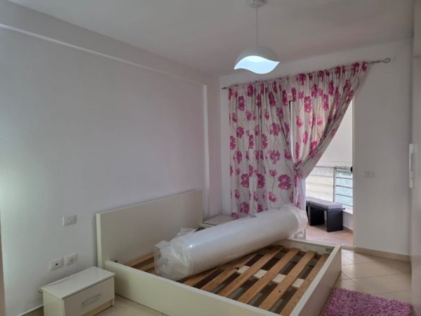 Tirane, jepet me qera apartament 2+1+Ballkon Kati 8, 93 m² 500 € (Rruga 3 Deshmoret)