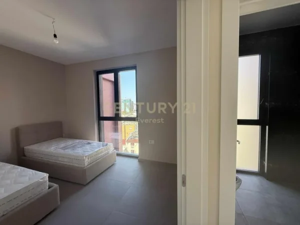 Tirane, jepet me qera apartament 3+1 Kati 7, 113 m² 1.500 € (Rruga e Kavajes)