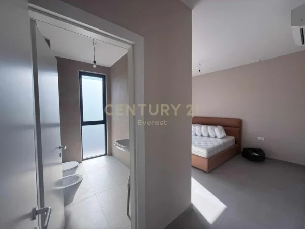 Tirane, jepet me qera apartament 3+1 Kati 7, 113 m² 1.500 € (Rruga e Kavajes)