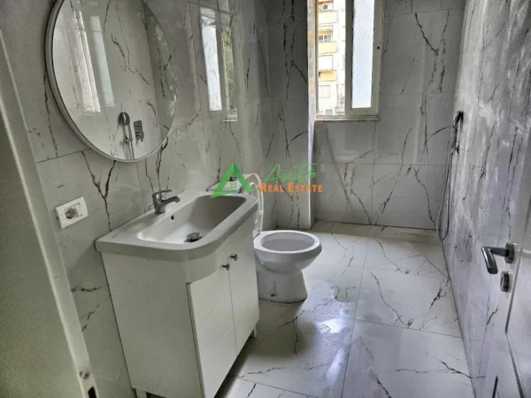 Tirane, jepet me qera apartament 1+1+Ballkon Kati 2, 65 m² 600 € 