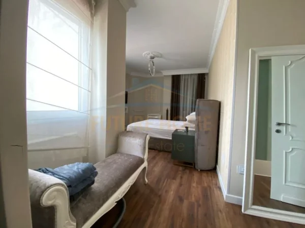 Tirane, shitet apartament duplex 2+1 Kati 5, 187 m² 561.000 € (Rruga e kavajes, afer Qendres,Tirane.)