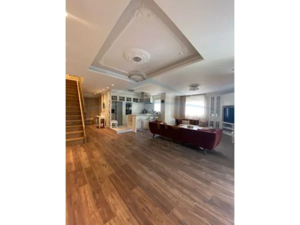 Tirane, shitet apartament duplex 2+1 Kati 5, 187 m² 561.000 € (Rruga e kavajes, afer Qendres,Tirane.)