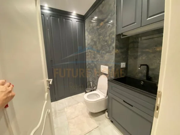 Tirane, shitet apartament duplex 2+1 Kati 5, 187 m² 561.000 € (Rruga e kavajes, afer Qendres,Tirane.)