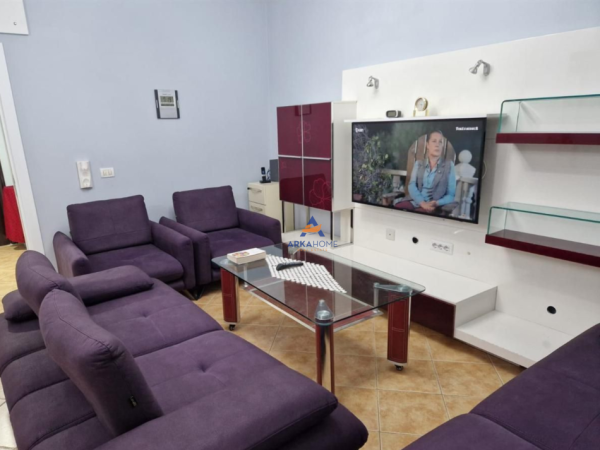 Tirane, jepet me qera apartament 3+1 , 106 m² 800 € (ZOGU I ZI)
