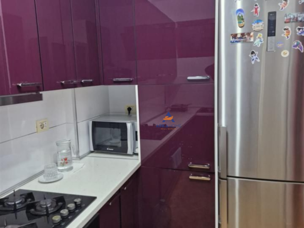 Tirane, jepet me qera apartament 3+1 , 106 m² 800 € (ZOGU I ZI)