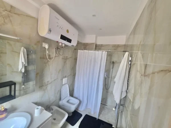 Tirane, jepet me qera apartament 1+1+Ballkon Kati 5, 115 m² 750 € (Green City)