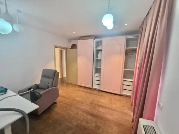 Tirane, jepet me qera apartament 1+1+Ballkon Kati 5, 115 m² 750 € (Green City)