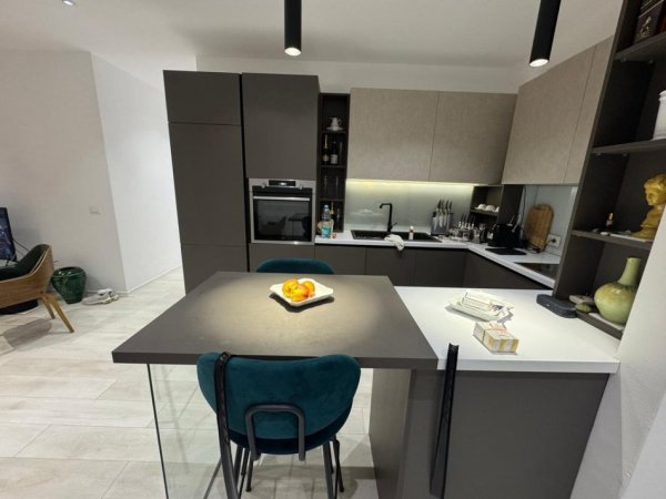 Tirane, jepet me qera apartament 2+1 Kati 4, 95 m² 700 € (prane QSUT)