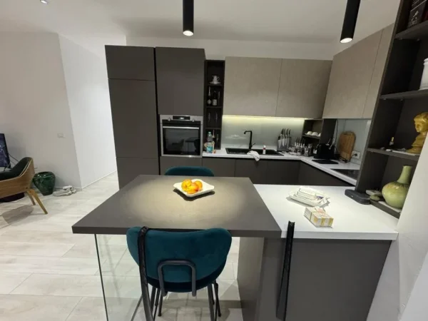 Tirane, jepet me qera apartament 2+1 Kati 4, 95 m² 700 € (prane QSUT)