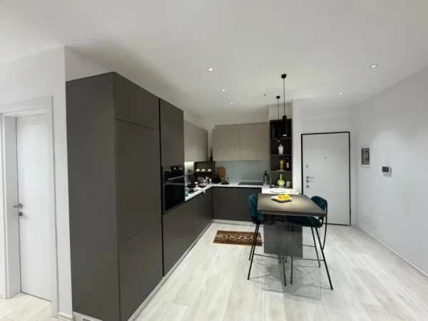 Tirane, jepet me qera apartament 2+1 Kati 4, 95 m² 700 € (prane QSUT)