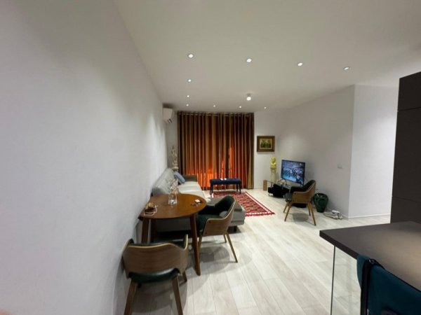 Tirane, jepet me qera apartament 2+1 Kati 4, 95 m² 700 € (prane QSUT)