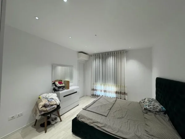 Tirane, jepet me qera apartament 2+1 Kati 4, 95 m² 700 € (prane QSUT)