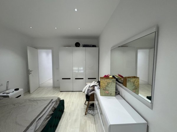 Tirane, jepet me qera apartament 2+1 Kati 4, 95 m² 700 € (prane QSUT)