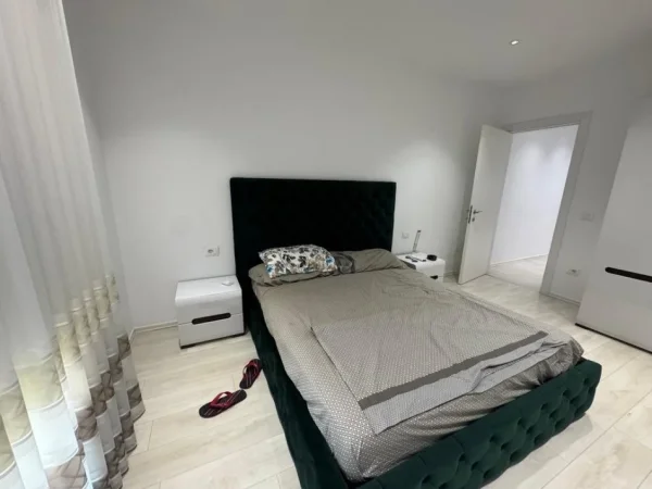 Tirane, jepet me qera apartament 2+1 Kati 4, 95 m² 700 € (prane QSUT)