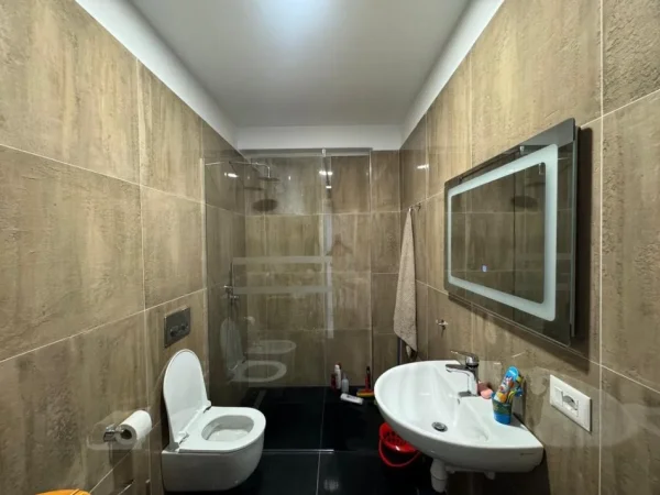 Tirane, jepet me qera apartament 2+1 Kati 4, 95 m² 700 € (prane QSUT)