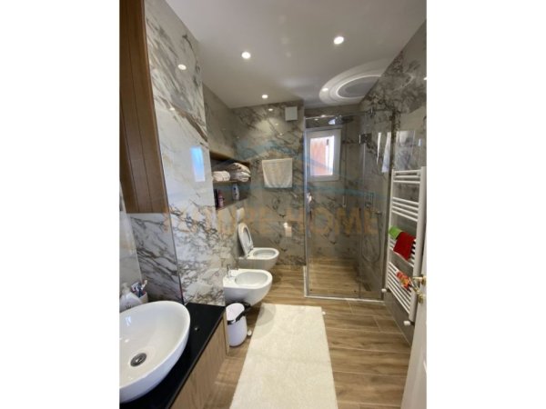 Tirane, shitet apartament 3+1+Ballkon Kati 5, 138 m² 280.000 € (Unaza e Re)