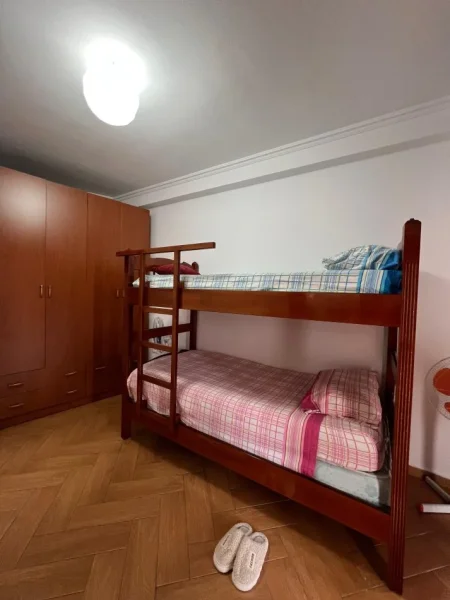 Tirane, jepet me qera apartament 2+1+Ballkon Kati 9, 112 m² (Rruga e Barrikadave)