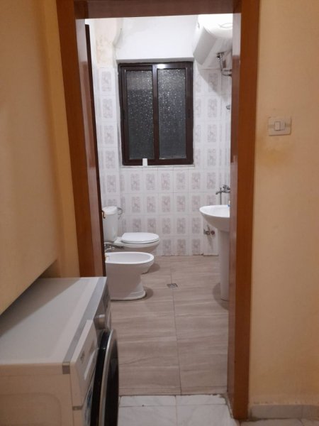 Tirane, jepet me qera apartament 1+1+Ballkon Kati 3, 70 m² 590 € (Bulevardi Zogu I/Ministra e Drejtesise)