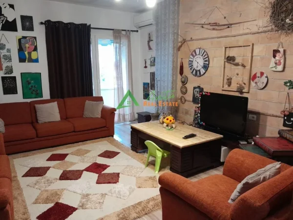 Tirane, jepet me qera apartament 2+1+Ballkon Kati 3, 120 m² 600 € (Komuna e Parisit)