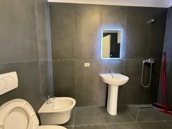 Tirane, jepet me qera zyre Kati 8, 120 m² 1.500 € (Qendra Turdiu)