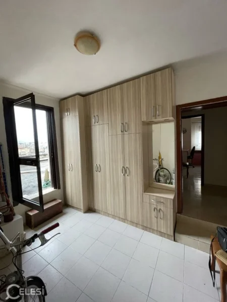 Tirane, jepet me qera apartament 2+1+Ballkon Kati 8, 80 m² 650 € (shkolla e baletit)