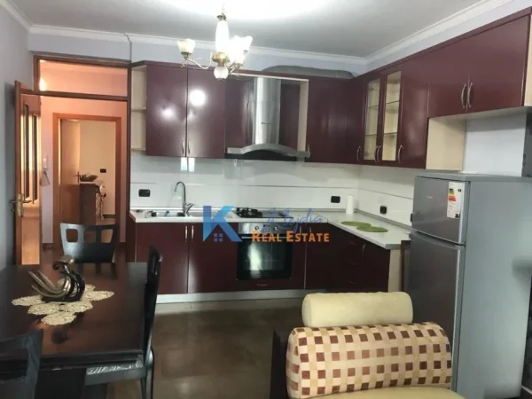 Tirane, jap me qera apartament 2+1+Ballkon Kati 5, 90 m² 670 € (Rruga e Dibres, afer Alba Home)