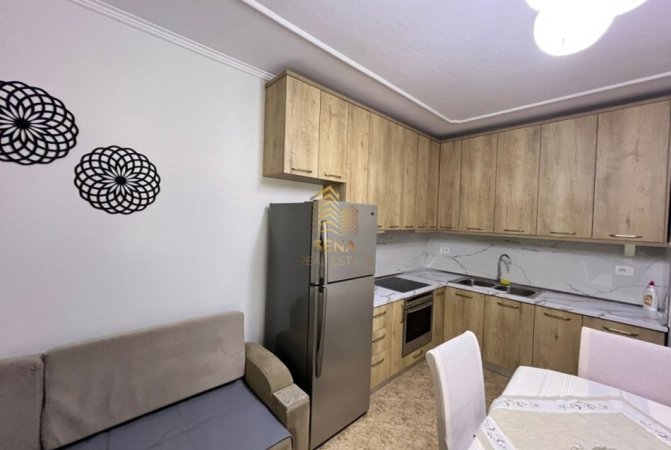 Tirane, jepet me qera apartament 3+1+Ballkon Kati 4, 102 m² 650 € (Rruga e Dibres)