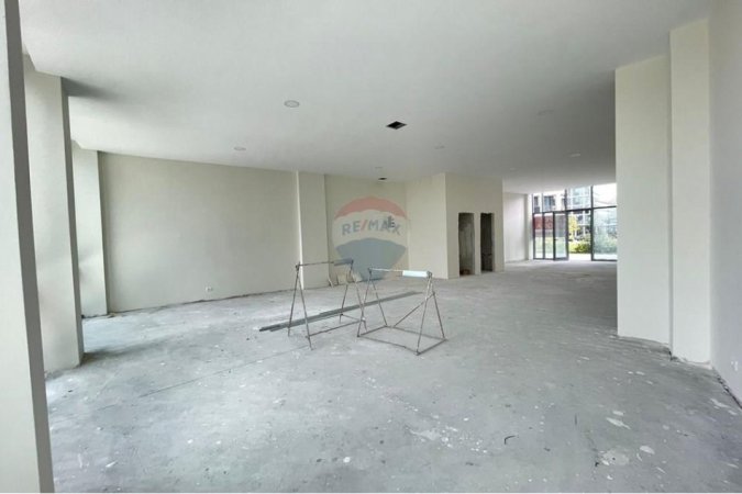Tirane, jepet me qera dyqan , 129 m² 3.000 € 