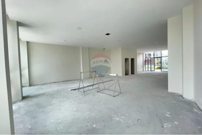 Tirane, jepet me qera dyqan , 129 m² 3.000 € 