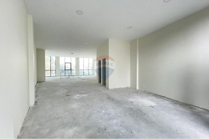 Tirane, jepet me qera dyqan , 129 m² 3.000 € 