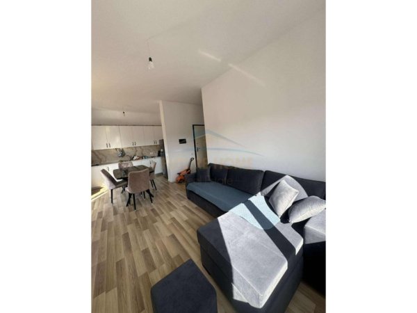 Tirane, jepet me qera apartament 1+1+Ballkon Kati 8, 70 m² 450 € 