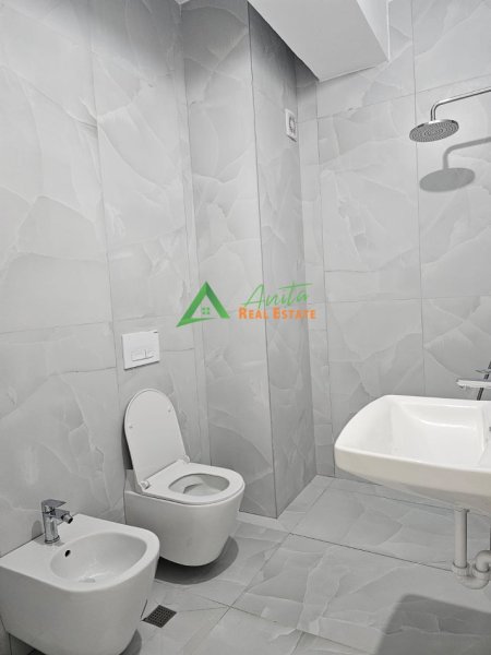 Tirane, jepet me qera apartament 1+1+Ballkon Kati 7, 61 m² 40 000 Lek (Ali Demi)