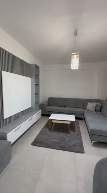 Tirane, jepet me qera apartament 1+1+Ballkon Kati 2, 70 m² 500 € (liqeni i thate)