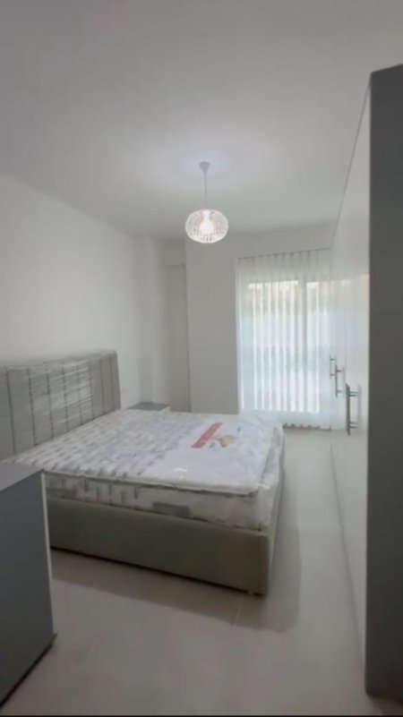 Tirane, jepet me qera apartament 1+1+Ballkon Kati 2, 70 m² 500 € (liqeni i thate)