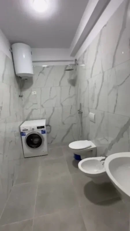 Tirane, jepet me qera apartament 1+1+Ballkon Kati 2, 70 m² 500 € (liqeni i thate)