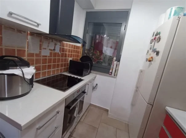 Tirane, jepet me qera apartament 1+1+Ballkon Kati 2, 56 m² 650 € (QENDER 9 KATSHET)