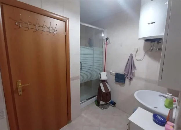 Tirane, jepet me qera apartament 1+1+Ballkon Kati 2, 56 m² 650 € (QENDER 9 KATSHET)