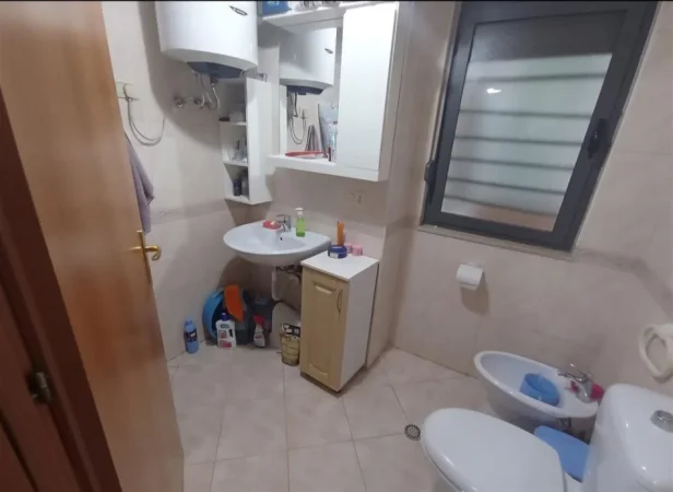 Tirane, jepet me qera apartament 1+1+Ballkon Kati 2, 56 m² 650 € (QENDER 9 KATSHET)