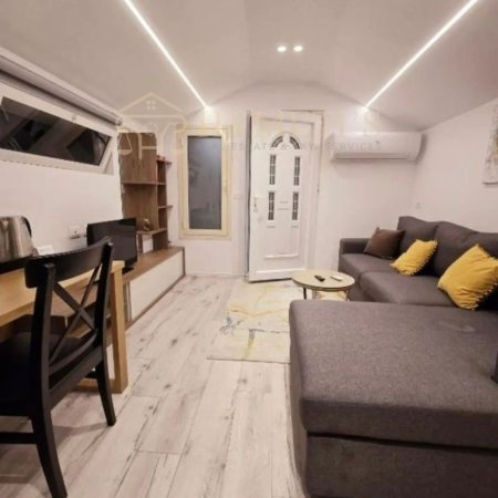 Tirane, jepet me qera apartament 1+1 , 45 m² 400 € (Pazari i Ri)