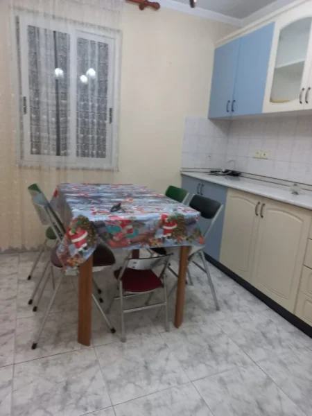 Tirane, jepet me qera apartament 2+1+Ballkon Kati 2, 59 m² 700 € (rruga e kavajes)