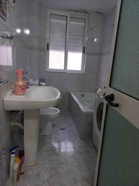 Tirane, jepet me qera apartament 2+1+Ballkon Kati 2, 59 m² 700 € (rruga e kavajes)