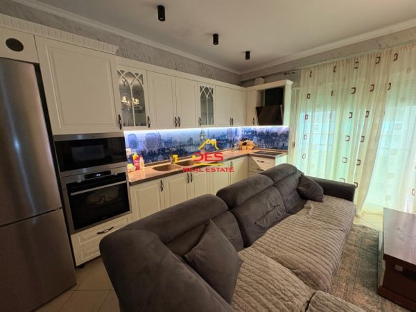 Vlore, shitet apartament 2+1+Ballkon Kati 3, 102 m² 165.000 € (Rruga Hasan Kushta)
