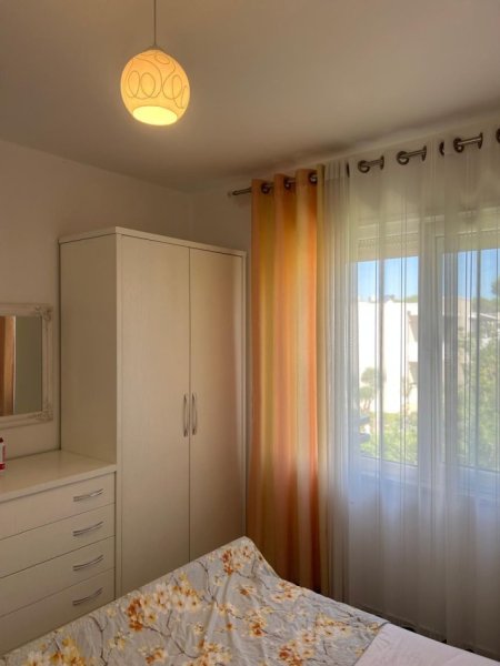 Durres, jepet me qera apartament 2+1+Ballkon Kati 2, 80 m² (Gjiri i Lalzit)
