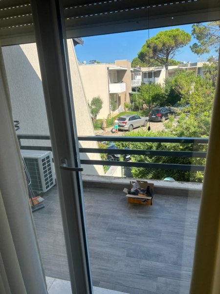 Durres, jepet me qera apartament 2+1+Ballkon Kati 2, 80 m² (Gjiri i Lalzit)