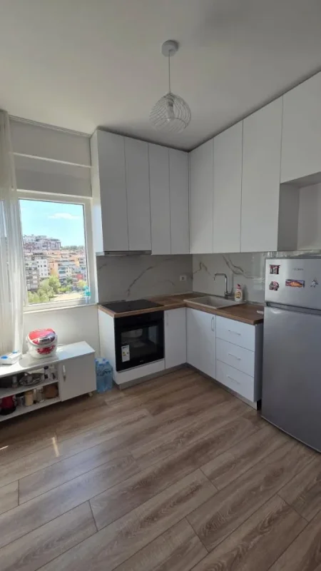 Tirane, jepet me qera apartament 2+1+Ballkon Kati 3, 92 m² 700 € (Liqeni i Thate)
